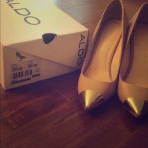 Selling Aldo nude heels with a gold toe accent